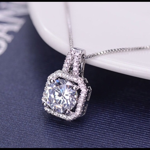 NECKLACE - Picture 1 of 2